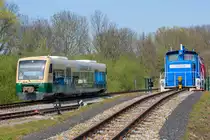 PRESS Triebwagen 650 032 ausfahrend in Putbus vorbei an der Überladerampe, dort wurden zwei Diesellok‘s abgestellt. - 26.04.2019
