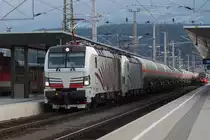 193 075 und 072 der Lokomotion mit Gaskesselwagenzug beim frühmorgendlichen Halt im Bahnhof Spittal-Millstättersee (Tauernbahn).
Zumindest die vordere Lok ist noch so neu, dass die Beklebung an der Stirnseite noch nicht ausgeführt werden konnte.
13.06.2017

EXIF-Daten: SONY SLT-A58, Aufnahmezeit: 2017:06:13 06:05:55, Belichtungsdauer: 1/800, Blende: 45/10, ISO: 800, Brennweite: 550/10, Flash: no