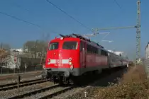 Kurz nach dem Start in Konstanz wurde 115 293-3 als  Anh�ngsel  am nach Emden fahrenden IC 2004  BODENSEE  in Konstanz-Petershausen fotografiert (09.03.2014). Damit dieser IC die Fahrt in Konstanz beginnen konnte, musste die 115er zuvor den Zug von der Abstellung in Singen zum Startbahnhof ziehen.