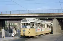 København / Kopenhagen Københavns Sporveje SL 5 (DÜWAG/Kiepe-GT6 875) København N, Nørrebro, Nørrebrogade / Lygten / Nordre Fasanvej (S-Bahnhof Nørrebro / DSB-Bahnhof København L) am 29. August 1970. - Im Hintergrund links sieht man undeutlich den DSB-Güterbahnhof Nørrebro, den es nicht mehr gibt. - Scan eines Farbnegativs. Film: Kodak Kodacolor X.