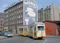 København / Kopenhagen Københavns Sporveje SL 7 (DÜWAG/Kiepe-GT6 882) København N, Nørrebro, Hyltebro / Lundtoftegade am 29. August 1970. - Scan eines Farbnegativs. Film: Kodak Kodacolor X.