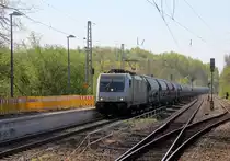 186 384-4 von Akiem/Lineas kommt aus Richtung Aachen-West mit einem schweren Kalkzug aus Hermalle-Huy(B) nach Oberhausen-West(D) und fährt durch Kohlscheid in Richtung Herzogenrath,,Hofstadt,Finkenrath,Rimburg,Übach-Palenberg,Zweibrüggen,Frelenberg,Geilenkirchen,Süggerath,Lindern,Brachelen,Hückelhoven-Baal,Baal,Erkelenz,Herrath,Beckrath,Wickrath. 
Aufgenommen von Bahnsteig 2  in Kohlscheid. 
Bei Sommerwetter am Mittag vom 22. April 2019.