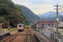 An der Ôito-Linie von Itoigawa am Japanischen Meer hinauf in die Bergdörfer: Triebwagen KIHA 120-341 im kleinen Dorf Nechi, 4.November 2018 