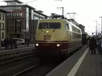 DIE KOBLENZER 103 113-7 KOPPELT IM HBF. ASCHAFFENBURG VOM SONDERZUG DES EV-HERBORN AB
Nachdem E-Lok 103 113-7 von KOBLENZ bis ASCHAFFENBURG den Sonderzug des
EISENBAHNVEREINS HERBORN nach MILTENBERG/MAIN gezogen hatte,koppelte sie im
HBF. ASCHAFFENBURG ab..den Rest der Strecke musste mangels Fahrdraht eine
Diesellok übernehmen...am 27.4.2019