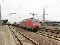 189 015-1 durchfährt mit einem Autotransportzug den Bahnhof Berlin Flughafen Schönefeld am 27. April 2019.