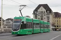 Be 6/8 Flexity 6004, auf der Linie 15, überquert die Mittlere Rheinbrücke. Die Aufnahme stammt vom 06.03.2019.
