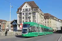 Be 6/8 Flexity 5033, auf der Linie 14, überquert die Mittlere Rheinbrücke. Die Aufnahme stammt vom 13.02.2019.