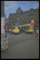 Fr�hjahr 1987 vor dem Bahnhof Amsterdam Centraal. Damals gabe es noch die alte Farbgebung. Und das Fahrzeug rechts war damals ultramodern, wogegen die Bauserie links im Bild absolut allt�glich war. Lang lang ist´s her!