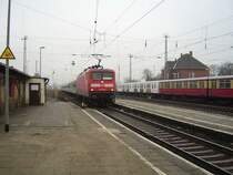Hier f�hrt 112 188 mit einem InterRegio am 10.01.04 mit hoher Geschwindigkeit durch den Bahnhof Zossen.