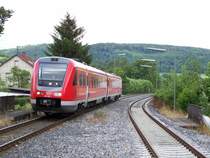 Br.612 090-1 bei der Einfahrt des Bahnhofes Oberkochen. Der Zug Verkehrt als IRE zwischen Aalen und Ulm Hbf im 2std. Takt. Mit Teilweise bis zu 160km/h.
Aufgenommen am 20.06.07
Gru� noch an den netten Lokf�hrer:)