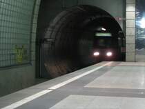 Einfahrt eines Zuges in die Haltestelle  Bahnhof M�lheim .