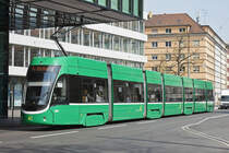 Be 6/8 Flexity 5014, auf der Linie 6, verlässt die Haltestelle Gewerbeschule Richtung Messeplatz. Die Aufnahme stammt vom 02.04.2019.