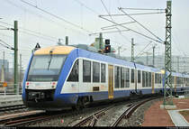 Mittlerweile Geschichte:
Nachschuss auf 648 786-1 und 648 ??? (VT 605 und VT 808 | Alstom Coradia LINT 41), ex Transdev Sachsen-Anhalt (HarzElbeExpress), als HEX80410 (HEX 4) nach Goslar, die ihren Startbahnhof Halle(Saale)Hbf auf Gleis 12 D-F verlassen.
Aufgenommen vom Zugang zum Interimsbahnsteig Halle(Saale)Hbf Gl. 13a (vorderes Gleis gesperrt bzw. nicht befahren).
[17.11.2018 | 9:53 Uhr]