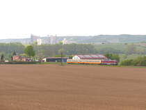 EBS 132 293-2 mit dem DPE 62149  Finne-Unstrut-Xpress  von Karsdorf nach Sömmerda, am 01.05.2019 auf der Unstrutbahn bei Kirchscheidungen. Der vom Förderverein Finnebahn e.V. organisierte Sonderzug verkehrte anlässlich des Freyburger Weinfrühlings.