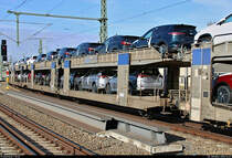 Blick auf einen belgischen Autotransportwagen der Gattung  Laaers  (23 88 4371 810-3 B-BLG) der BLG Logistics Group AG & Co. KG, beladen mit PKW der Marke Toyota und Lexus, der in einem Autotransportzug mit 185 602-0 der Beacon Rail Leasing Ltd., vermietet an die HSL Logistik GmbH, eingereiht ist und den Interimsbahnsteig Halle(Saale)Hbf Gl. 13a auf der Ostumfahrung für den Güterverkehr in südlicher Richtung passiert.
[20.10.2018 | 14:47 Uhr]