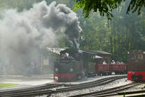  06.08.2017 Bahnhof weißwasser, Teichstraße. Da bekommt man Lust auf eine Fahrt im offenen Wagen! Lok 99 3462 fährt mit ihrem Zug nach Kromlau ab.