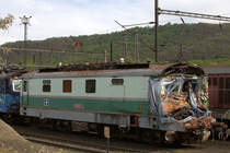 Hier wird es wohl keinen Wiederaufbau geben. 
Teleblick auf eine verunfallte E-Lok in Usti. 26.04.2019 15:32 Uhr.