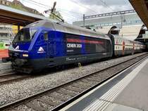 Die Re 460 031  Chaumount  mit Werbung für Ceneri Basistunnel am 2.5.19 mit einer IC 61 Komp. ohne AD im Bhf Bern.