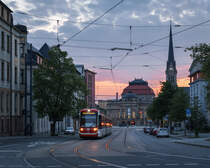 Ein Vossloh Citylink (Baureihe 690) befährt am Abend des 01. Mai 2019 die Carolastraße in Chemnitz und wird in Kürze am Hauptbahnhof auf die DB-Strecke nach Mittweida wechseln. Im Hintergrund sind das Opernhaus und die Petrikirche zu sehen.