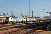 Durchfahrt am 19.10.2017 von Re 475 410 zusammen mit Re 475 402 und einem Kesselzug über Gleis 1 durch den Badischen bahnhof von Basel in Richtung Weil am Rhein.