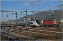 Der TGV Lyria 4411 zwischen zwei SBB Re 4/4 II/III im Rangierbahnhof von Biel wartet auf die Abfahrt nach Bern. 

24. April 2019