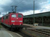 151 067-6 karrt mit einer  Schwester  einen Erzzug heran, (Durchfahrt Passau Hbf.) 070623