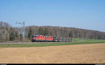 Am 29. März 2019 brachten die Re 4/4 II 11306 und 11263 einen Panzertransport von Biel RB nach Bure. Auf der ausschliesslich Militärtransporten dienenden Strecke zwischen Courtemaîche und Bure verkehrte der Zug aufgrund der grossen Steigung von bis zu 45 ‰ in drei Teilen.<br>
Hier zu sehen ist der erste Zugteil kurz vor der Einfahrt in den Bahnhof Bure.