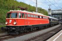 1042.23 mit Sonderzug in Bruck an der Mur am Abend des 28.04.2019.