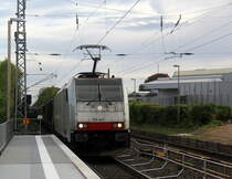 186 447-9 von Lineas/Railpool kommt als Umleiter mit einem gemischten Güterzug aus Köln-Gremberg(D) nach Antwerpen-Noord(B) und fährt durch Kohlscheid aus Richtung Herzogenrath und fährt die Kohlscheider-Rampe hoch nach Aachen-West. 
Aufgenommen von Bahnsteig 2  in Kohlscheid. 
Am 25.4.2019.
