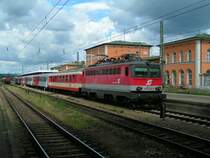 1142 622-8 zieht R5917 aus dem Hbf Passau; 070623