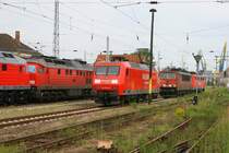 Bf. Wismar 145 004 f�hrt vom Abstellplatz zum Seehafen. Ebenfalls warten noch 232 534, 232 365, 155 065 und 140 528 auf den n�chsten Auftrag. 19.06.2007