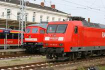 Im Bahnhof Wismar f�hrt die 145 004 an der 232 534 und dem 642 684 vorbei. 19.06.2007