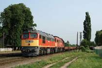 M62 326 und M62 163 mit einem G�terzug in Janoshaza (24.05.2007)
