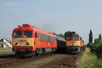 M41 2328 und M62 326 + M62 163 mit einem G�terzug in Janoshaza (24.05.2007)