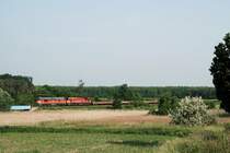 M62 326 und M62 163 mit einem G�terzug vor Ukk (24.05.2007)