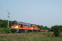 M62 326 und M62 163 mit einem G�terzug vor Uzsa (24.05.2007)