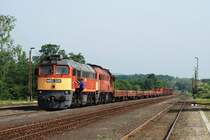 M62 326 und M62 163 mit einem G�terzug in Uzsa (24.05.2007)