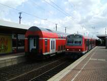 Steuerwagen von S1 Dortmund-D�sseldorf kurz vor der Abfahrt aus 
Dortmund,neben dem RE 6 D�sseldorf-Minden ohne Steuerwagen.