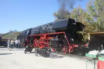 01 519 bei, den  Rottweiler  Dampftagen.
Im Vordergrund,  zwei  Motorräder.