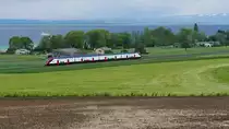 Im Rahmen des internationalen Festwochenendes  150 Jahre Seelinie und Trajekt  rund um den Bodensee verkehrte ein Fernverkehrs-Doppelstockzug als Extrazug zwischen Rorschach, Romanshorn und Kreuzlingen Hafen. In Erwartung eines 8-teiligen Twindexx wurde eine Stelle gesucht, um den Zug in einem seiner Länge entsprechenden Landschaftsabschnitt des Bodensees zu fotografieren. Wie so oft, kam es anders als erwartet. Auf der Fahrt entlang des Bodensees nach Kreuzlingen Hafen befindet sich der 4-teilige RABDe 502 405-9  Rorschach  am 05.05.2019 zwischen Güttingen und Altnau.