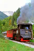 September 1988, Österreich, St. Wolfgang, Schafbergbahn, Lok 999.103 auf Bergfahrt mit dem Wagen 9904-6