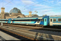Blick auf einen ungarischen Schnellzugwagen der Gattung  Bpmz  (61 55 20-91 112-9 H-START) der Magyar Államvasutak (MÁV), der im EC 173 (Linie 27) von Hamburg-Altona nach Budapest-Nyugati pu. (HU) mit 193 296-1  Maxi  (Siemens Vectron) der ELL Austria GmbH, vermietet an die České dráhy (ČD), eingereiht ist und Dresden Hbf abweichend auf Gleis 3 verlässt.
[8.12.2018 | 11:13 Uhr]