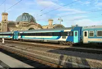 Blick auf einen ungarischen Schnellzugwagen der Gattung  Bpmz  (61 55 20-91 112-9 H-START) der Magyar Államvasutak (MÁV), der im EC 173 (Linie 27) von Hamburg-Altona nach Budapest-Nyugati pu. (HU) mit 193 296-1  Maxi  (Siemens Vectron) der ELL Austria GmbH, vermietet an die České dráhy (ČD), eingereiht ist und Dresden Hbf abweichend auf Gleis 3 verlässt.
[8.12.2018 | 11:13 Uhr]