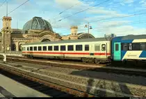 Blick auf einen IC- bzw. Eurofirmawagen der Gattung  Bpmz  (61 80 94-?? ???-? D-DB) der DB, der im EC 173 (Linie 27) von Hamburg-Altona nach Budapest-Nyugati pu. (HU) mit 193 296-1  Maxi  (Siemens Vectron) der ELL Austria GmbH, vermietet an die České dráhy (ČD), eingereiht ist und Dresden Hbf abweichend auf Gleis 3 verlässt.
[8.12.2018 | 11:14 Uhr]