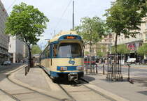 Wien Wiener Lokalbahnen: Lokalbahn Wien Oper - Baden Tw 113 I, Innere Stadt, Kärntner Ring / Kärntner Straße / Staatsoper am 11. Mai 2019. - Was ich bisher nicht in anderen Großstädten erlebt habe, ist üblich in Wien, nämlich dass nicht nur Kinder, sondern auch Erwachsene Tretroller als Transportmittel verwenden. Der neue Fimmel ist es, elektrische  Miettretroller  zu benutzen, die man nach der Verwendung hinterlässt, wo man will, ohne daran zu überlegen, ob man eventuell andere Leute behindern könnte.  