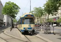 Wien Wiener Lokalbahnen: Lokalbahn Wien Oper - Baden Tw 113 I, Innere Stadt, Kärntner Ring / Kärntner Straße / Staatsoper am 11. Mai 2019. - Was ich bisher nicht in anderen Großstädten erlebt habe, ist üblich in Wien, nämlich dass nicht nur Kinder, sondern auch Erwachsene Tretroller als Transportmittel verwenden. Der neue Fimmel ist es, elektrische  Miettretroller  zu benutzen, die man nach der Verwendung hinterlässt, wo man will, ohne daran zu überlegen, ob man eventuell andere Leute behindern könnte.  