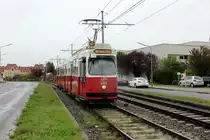 Wien Wiener Linien SL 67: Der GT6 E2 4323 mit dem Bw c5 1476 nähert sich am 9. Mai 2019 der Haltestelle Sahulkastraße in der Neilreichgasse.