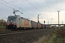 Ausfahrt am 28.10.2017 von Maquarie/XRAIL 186-150 mit einem  P&O -Containerzug nach Belgien aus dem Überholgleis von Müllheim (Baden) in Richtung Buggingen.