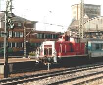 364 540 zieht den Zug,der weiter oben bei der Einfahrt gezeigt wurde,aus Gleis 3 in den Abstellbahnhof,w�hrend die Zuglok weiter nach Rothe Erde f�hrt und einen Schadwagenzug nach K�ln �bernimmt.