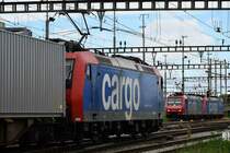 Re 482 020-5 macht sich mit ihrem Güterzug auf den Weg in Richtung Deutschland, während sich 482 027-0 zusammen mit 482 006-4 in Basel RB auf den Weg macht, einen Kesselzug zu übernehmen. Aufgenommen am 11.05.2019.